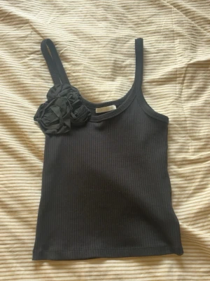 Zara topp - Snyggt linne ifrån Zara med blommor 