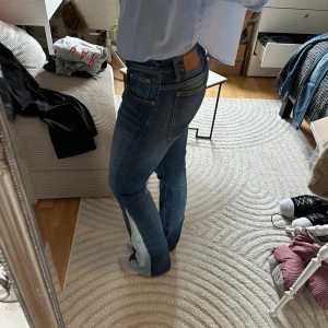 Jeans zara - Jeans från zara i grunden men har sytt på ljusblått jeanstyg, pris kan diskuteras!🩵