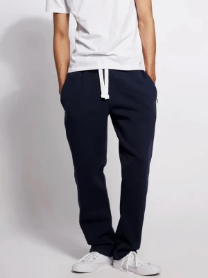 Russemerch mjukisbyxor - Säljer ett par HELT OANVÄNDA mörkblå mjukisbyxor från russemerch. Lappen finns kvar. Säljer pga för små och hann inte skicka tillbaka!