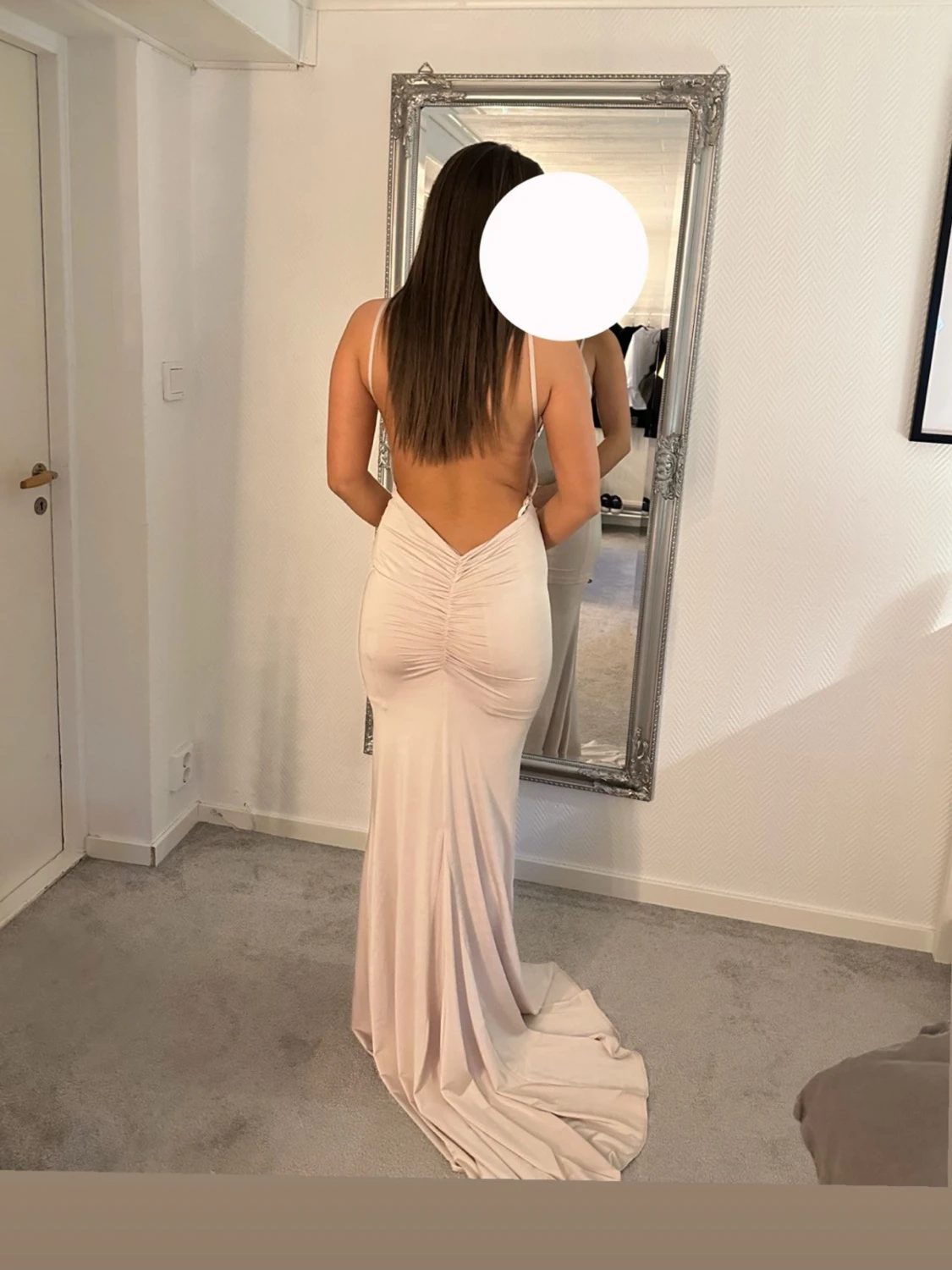 Ljus långklänning med öppen rygg - 2