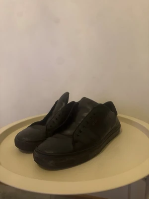 Arigato skor  - Några få små skrapor vid sidan av skorna svarta sko snören ingår med köpet Priset går att diskutera 