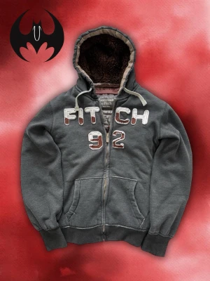 Vintage Abercrombie & fitch pälsfodrad Zip Hoodie Kofta  - Säljer denna sjuka sällsynta och eftertraktade Abercrombie & Fitch pälsfodrad Jacka | Mycket bra skick, bara finns nopprig i pälsfodring men går att ta bort | Size L/M  | Längd: 65cm Bredd: 60cm Armlängd: 65cm | Lägg endast bud med avsikt att köpa nu, inga fördröjning! Pris är inte hugget i sten!