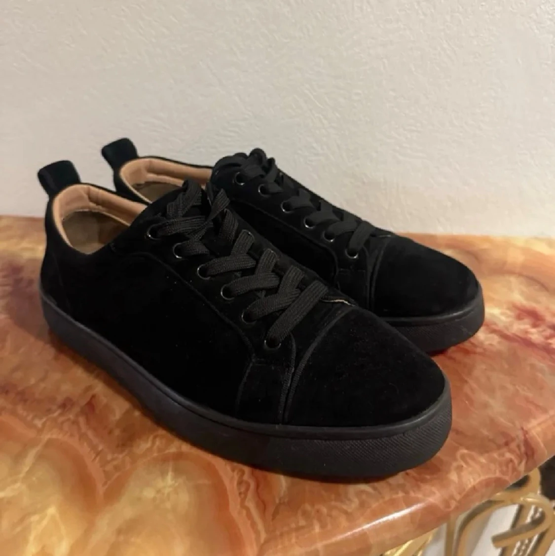 Svarta sneakers i mocka