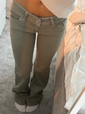 nelly jeans - säljer ett par gröna nelly jeans som är använda max 4 ggr! as snygga och unika. priset kan diskuteras. 