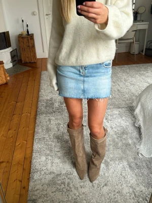 Boots - lululia - Säljer ett par beiga skitsnygga boots. Funkar till allt och är bekväma. Klackhöjd 10 cm. Storlek 38 men passar dig som har 36/37. De är väl använda men syns inte på utsidan - ser nästan som nya ut. Sulan på insidan är lite sliten. Men med strumpor på är det inga problem!❤️