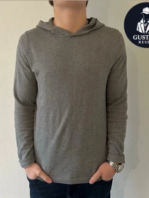 Cashmere Hoodie - helt ny  - Tja. Säljer denna sjukt feta hoodie i Cashmere och bomull. Den är från Drykorn för beautiful people och nypris är runt 2500 kr. Den är ny, aldrig använd o inga defekter. Tveka inte på att ställa frågor! 👋