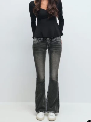 Mörk grå bootcut jeans - Säljer ett par mörk grå bootcut jeans från Gina Tricot med snygga slitningar och markerade sömmar. Jeansen har fina fickor och är låg midjas. Inga fel på, passar bara inte mig. Jag tar emot bud!!