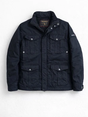 Woolrich Field Jacka marinblå - Väldigt eftraktad Woolrich jacka i färgen marinblå! Fint skick, inga defekter. Storlek L, modellen är ca 182. Kontakta mig för fler frågor och funderingar! Perfekta vårjackan!