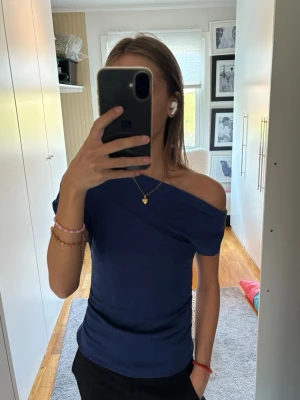 Mörkblå offshoulder topp - Supersnygg mörkblå offshoulder topp perfekt för alla tillfällen
