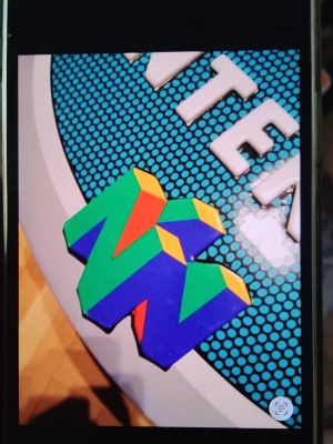 Nintendo 64 skylt - Skylt med Nintendo 64-tema. Perfekt för gaminghörnan eller retroälskare. 