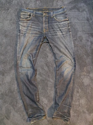 Nudue Jeans Tape Ted 32/32 - Ett par riktigt feta jeans från Nudie med eftertraktade slitningar. Skriv gärna om ni har några funderingar!