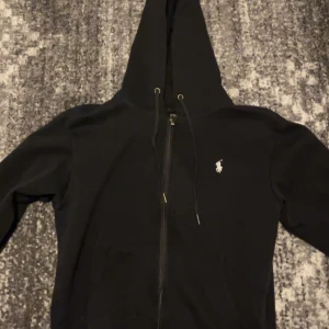 Poli Ralph lauren hoodie - Säljer en klassisk polo hoodie i skick 8/10. 