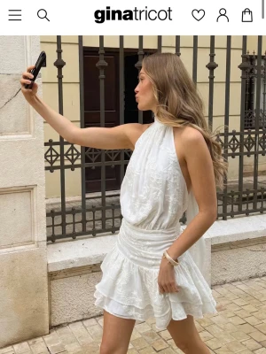 Studentklänning  - Har bara uppe annonsen i 14 dagar till❗️säljer denna jätte snygga studentklänningen i storlek 32. SLUTSÅLD PÅ HEMSIDAN I 32,34,36, 40 och 42!!!💗💗🎓🎓HELT NY BARA TESTAD OCH LAPPARNA ÄR KVAR