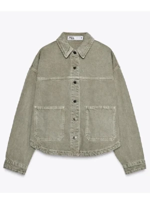 Olivgrön jeansjacka från Zara - Snygg olivgrön jeansjacka från Zara. Knappt använd så den är i jätte bra skick. 