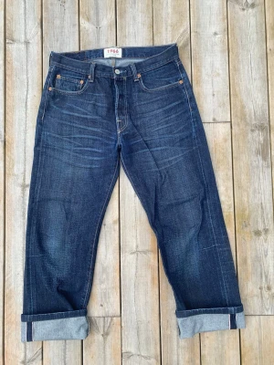 evi’s 501 – 1966 Special Edition Selvedge Denim - Säljer ett par Levi’s 501 1966 Special Edition i selvedge denim. Reproduktion av den klassiska 1966-modellen med premiumdenim och den ikoniska selvedge-kanten.  Tillverkade 2009. Gylfknapp med fabriksnummer 247.  Storlek: W32 L32  Skick: Mycket bra. Fin naturlig fading och whiskers, inga hål eller större skador.  Klassisk rak 501-passform och riktigt snygg denim som bara blir bättre med användning.  Perfekt för dig som gillar vintage Levi’s, raw/selvedge denim eller klassiska 501. 