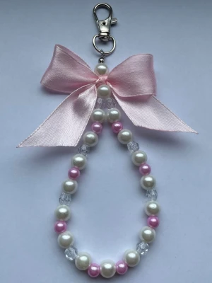 Nyckelring/bagcharm med rosett🎀 - Nyckelring/bagcharm med rosett, gjord av mig💕