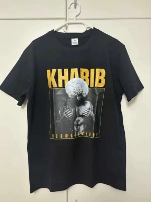 Khabib t shirt  - Ny och oanvänd stiligt med svart färg och Khabib på trycket. 