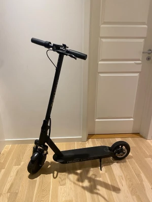Svart elscooter Nirox 2500 Flex. Funkar inte - Elektrisk scooter från Nirox, modell 2500 Flex. Funkar inte kan fixas