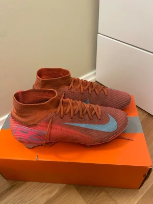 Nike elit fotbollsskor - Priset kan diskuteras! Säljer ett par Nike Mercurial fotbollsskor. Säljer de eftersom det är för små för mig. de är i bra skick bara lite smutsiga.