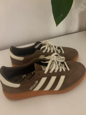 Bruna Adidas Spezial sneakers - Säljer ett par bruna Adidas Spezial sneakers i superfin kvalité , endast använda 1 gång , skorna är i storlek 38 🌸pris 830 kr