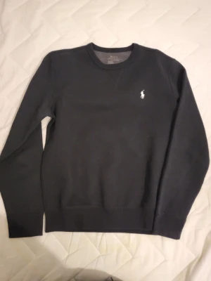 Svart sweatshirt från Polo Ralph Lauren - Storlek S, jättefint skick.