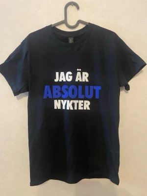 T-Shirt med Tryck - ”Jag är Absolut Nykter” - En T-Shirt med trycket ”Jag är Absolut Nykter”, perfekt för fester och krogen för de som vill sticka ut.