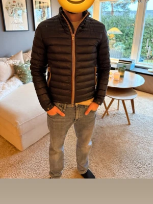 Svart monclerjacka - Säljer min killes monclerjacka då han ej får användning för den. Den är svart och i storlek 2 vilket jag skulle säga motsvarar S/M. Superfin men tyvärr sönder vid fickorna så dom går ej att stänga. Nypris 13000kr säljer för 3500kr. Äkta. 