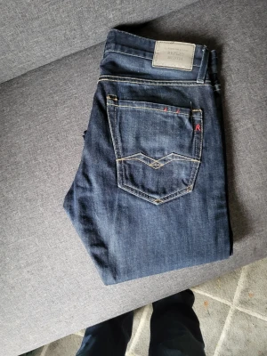 Mörkblå jeans från Replay - I fint skick förutom defekten där bak se bild W30 L32