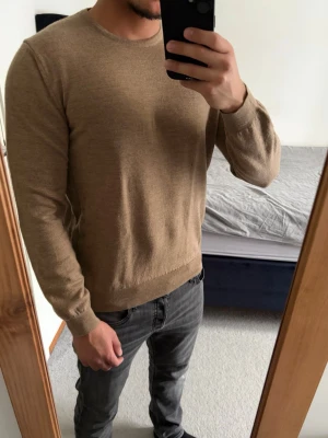 Stenströms merinoull tröja - Riktig snygg stickad tröja från Stenströms i merinoull samt i storlek XL, sitter som M/L. Modellen är 173 cm och 65kg, passar bra till 175-185cm. Tröjan har en enkel och stilren design med ribbade muddar vid ärmslut och nederkant. Passar perfekt nu till våren! Inga defekter! Bara att kontakta vid funderingar!🌟