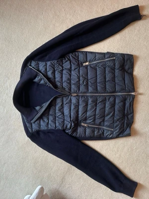 cardigan från Woolrich storlek S - Säljer min woolrich cardigan för jag inte använder den längre. Liten defekt på en av armarna (därav bra pris) storlek S den är använd och har därför lite vanligt slitage för användning fickorna har lite slitage men därav det billiga priset.