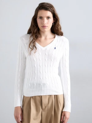 Vit kabelstickad tröja Polo Ralph Lauren - Klassisk kabelstickad tröja från Polo Ralph Lauren i krämvit färg med V-ringning och ikonisk broderad logga på bröstet. En tidlös och stilren modell som passar perfekt till både jeans och kjol.    Storlek: passar S–M.   Skick: Ny med prislapp. 