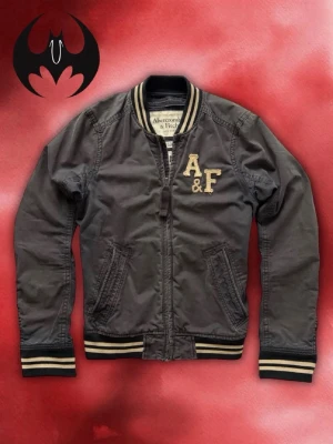 Abercrombie & fitch bull point jacka - Säljer denna sällsynta A&F bull point jacka | Väldigt bra skick, lite gult men går att tvättas | Size M | Längd: 66cm Bredd: 52cm Armlängd: 72cm | Lägg endast bud med avsikt att köpa, inga fördröjning! Pris är inte hugget i sten!