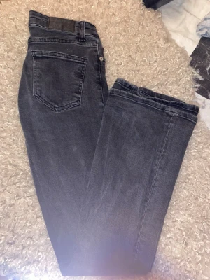 Lager 157 jeans - Svarta jeans från Lager 157 – strl xxs short💕  I mycket fint skick, endast använda vid ett fåtal tillfällen. Fräscha och välbevarade utan slitningar eller fläckar. Perfekta basjeans till garderoben!