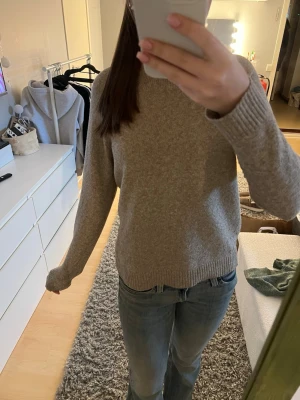 Beige stickad tröja - Mysig beige stickad tröja med rund hals och ribbade muddar vid ärmslut och nederkant. Från vero Moda i storlek S. Passar dig som gillar en stilren och avslappnad look. Skriv om du undrar nått💕