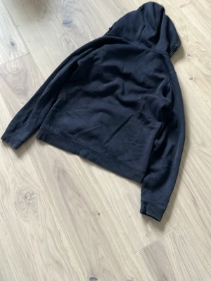 Svart hoodie från Sail racing - Säljer en svart hoodie från Sail racing, inga som helst problem med den!