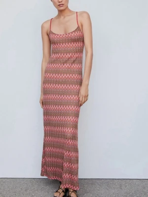 MNG MANGO sommarklänning med smala band - Säljer en lång klänning med smala axelband och zigzag-mönster i rosa, rött, brunt och vitt. Klänningen har en lös passform och tunna korsade band i ryggen. Materialet är mjukt och lätt, perfekt för varma dagar. Missoni liknande 