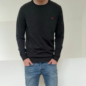 Mörkgrå Morris ulltröja - En mörkgrå Morris tröjan i Merino ull. Tröjan är knappt använd och därav i mycket bra skick och sitter även i strl M. Hör gärna av er vid frågor elr funderingar!!