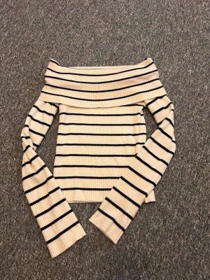 Off-shoulder tröja från HM - Randig ribbstickad off-shoulder tröja från H&M. Superskönt material och knappt använd! 