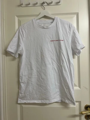  Victor Leksell Merch  - En vit Victor Leksell merch t shirt, med hans körsbärstryck på ryggen och texten ”twenty one fortyseven club” på bröstet 