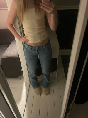 Ljusblå lee jeans - Säljer ett par ljusblå jeans med rak passform. De är låga, säljer pga de inte kommer till användning. Men jätte fina jeans.