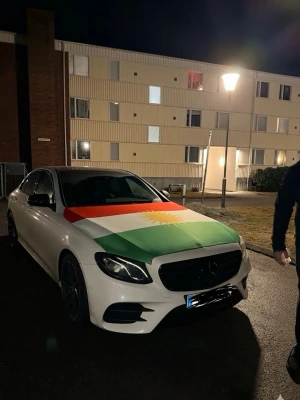 Snygga motorhuvud flaggor🇦🇱 🇸🇪 ☀️ - Material: Högkvalitativt stretch-polyester (slitstarkt och väderbeständigt). • Passform: Universal – passar de flesta bilar tack vare elastiska kanter och fästen. • Enkel montering: Träs snabbt över motorhuven och fästs på undersidan. Sitter säkert även under körning. 