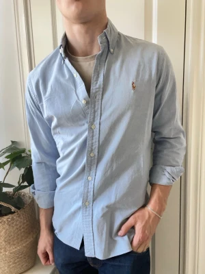 Ralph lauren skjorta slim fit M  - Ralph lauren skjorta slim fit M, en av dom nyare modellerna. Inga defekter! Modellen i bilderna är 180 cm 75 kg och bär Storlek M , Kom med frågor! 🌟 (Kan gå ned i pris vid köp av paket 😉) 