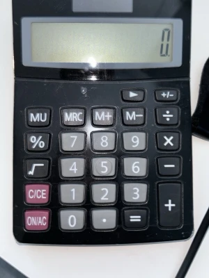 Svart digital miniräknare - En svart digital miniräknare med stor display och tydliga knappar i grått, vitt och vinrött. Perfekt för matte, ekonomi eller snabba uträkningar. Har funktioner som procent, minne och grundläggande räknesätt. Tillverkad i plast. Funkar på alla knappar jätte fin och hätta bra till skola, jobb, eller bara sitta och räkna matte tal