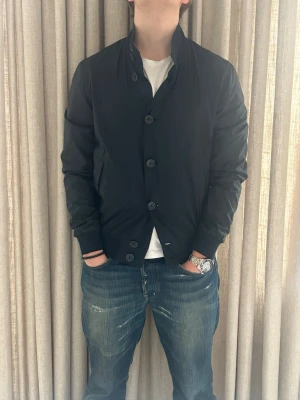 Herno jacka - S - Herno jacka med knappar i nylon/polyester. Perfket nu till våren. Mycket fint skick och inga defekter. Modellen på bilden är ca 180 cm. skriv om du undrar över något💸