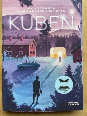 Kuben - Säljer boken ’Kuben - Den yttersta vildmarkens historia’. Boken är en spännande skönlitterär berättelse om familj, vildmark och hemligheter.