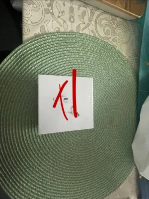  AirPods Pro med laddningsetui - Säljer ett par  AirPods Pro i vitt med trådlöst laddningsetui. De har en stilren och kompakt design, perfekt för dig som vill ha grymt ljud och brusreducering. Kommer i originalförpackning. Materialet är plast med en matt finish.