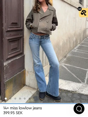 Jeans - Snygga ljusblå low rise jeans från 14+ Miss med bootcut passform. Jeansen har klassiska fem fickor, dragkedjegylf och är tillverkade i denim med lätt tvättad look. Perfekta för en avslappnad och trendig stil. Köpte precis och ej använda