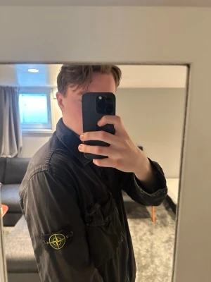 Stone island overshirt - Perfekt vårjacka. Nypris ca 4000. Köpt för 2 år sedan men används inte längre. Den är egentligen XL men är liten i storlek så L är mer passande, den passar mig perfekt och jag är 188