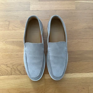 Beige Loake loafers - Beige Loake loafers, storlek 42 (42/43), nytt skick använda två gånger, skoblock ingår (pris kan diskuteras)