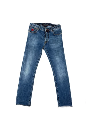 Jacob Cohën 688 - INGÅR: Jeansen och Jacob Cohën Näsduk.    Size: W30 Skick: 8/10, mycket bra utan större märkbara defekter. Retail pris: 4000kr (+). Modellen är 185cm och väger 78kg. Mått: 97x40 (Ytterben + midja) Hör av dig vid frågor eller funderingar!
